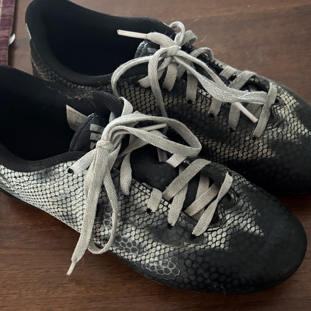 Snakeskin Pattern Boys Soccer Cleats - Picture 4 of 4